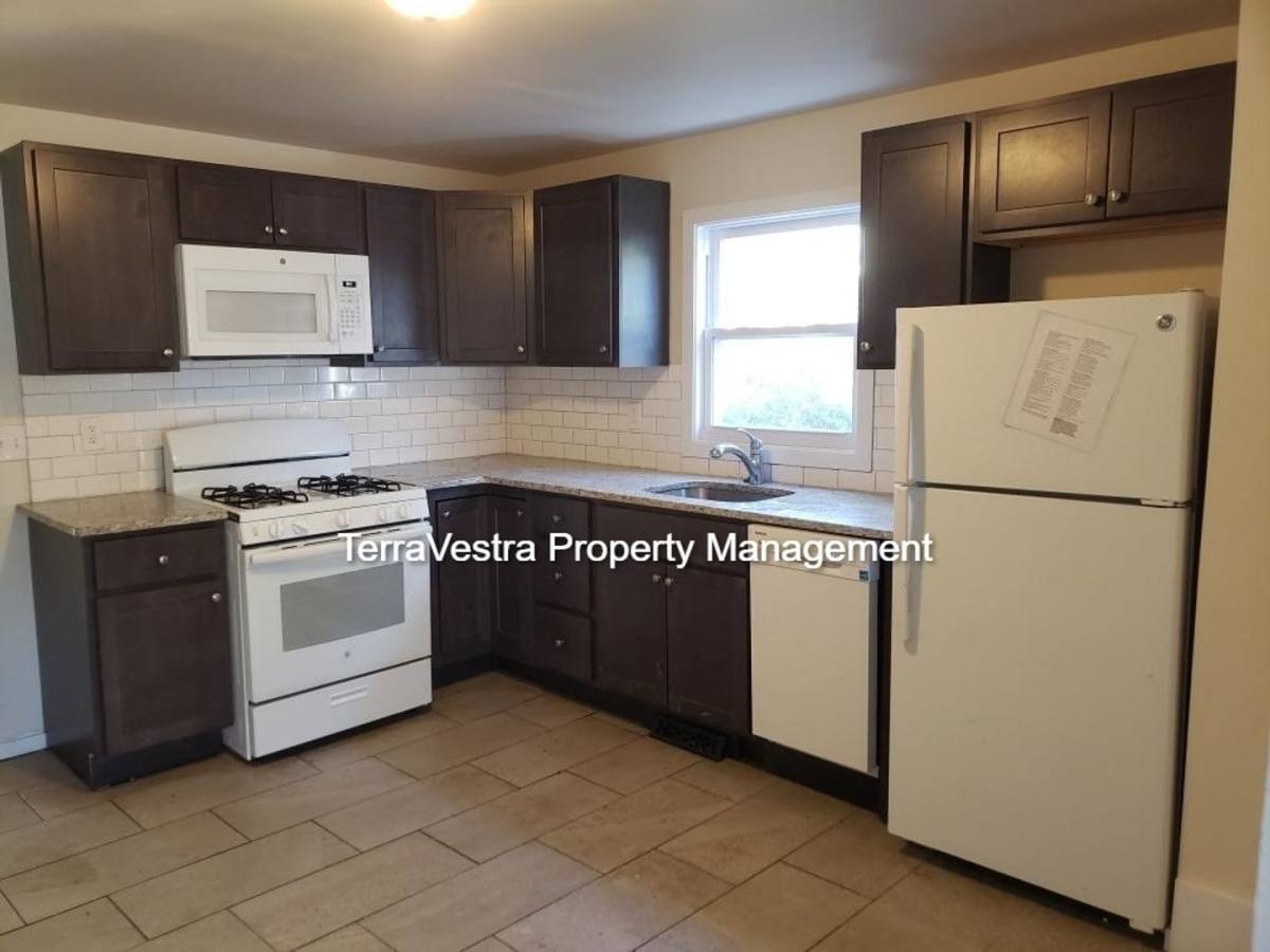 Apartment for rent at 912-914 N St, Millville, NJ 08332