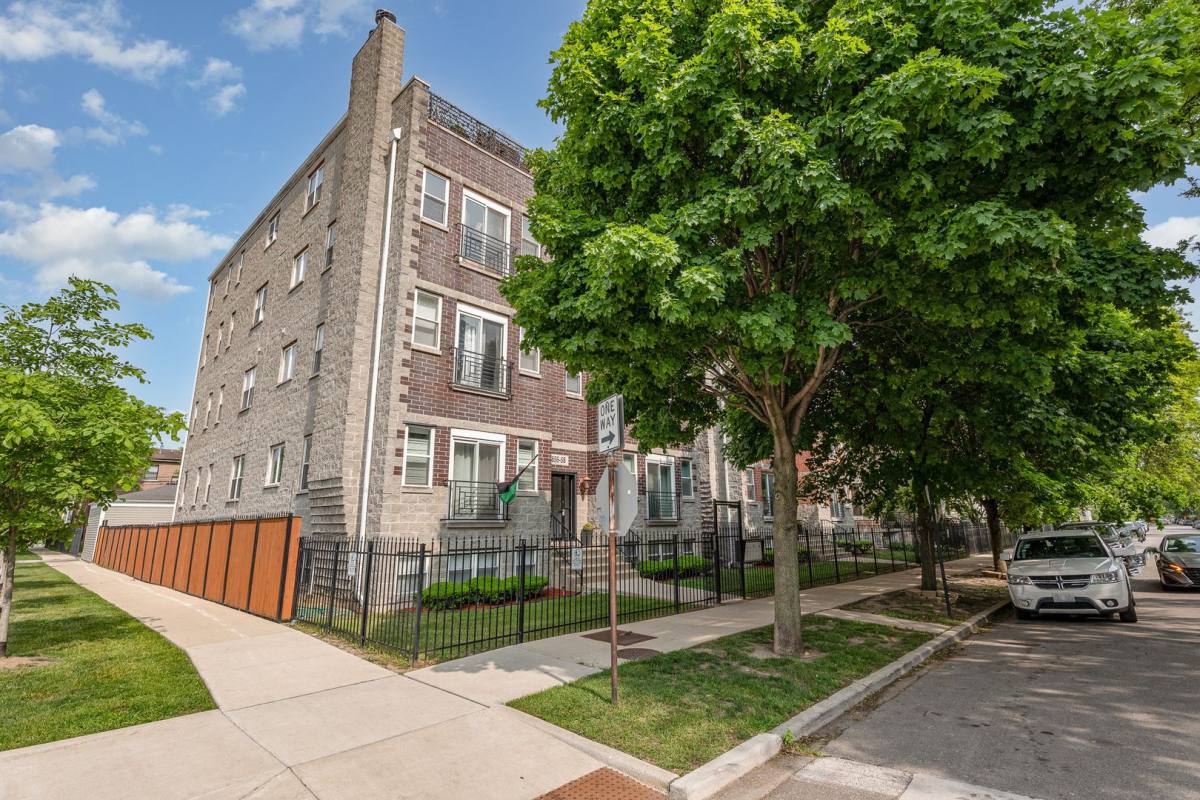 Condo for rent at 4850 S Champlain Ave #2N, Chicago, IL 60615