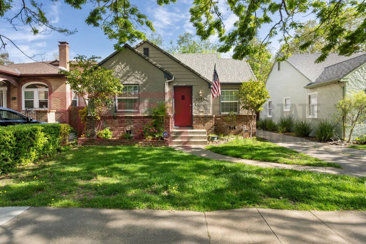 Townhouse for rent at 3945 T St, Sacramento, CA 95819