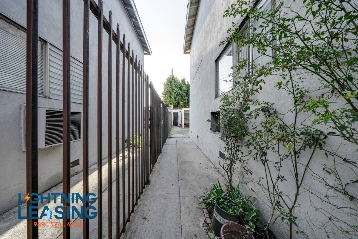 Apartment for rent at 6925 Whitsett Ave #1D, North Hollywood, CA 91601