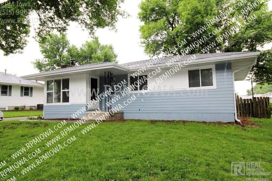 House for rent at 4131 E 10th St, Des Moines, IA 50313