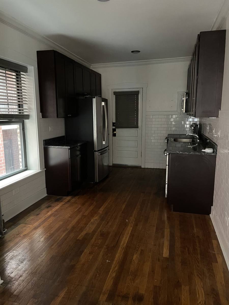 Apartment for rent at 847 W Agatite Ave, Chicago, IL 60640