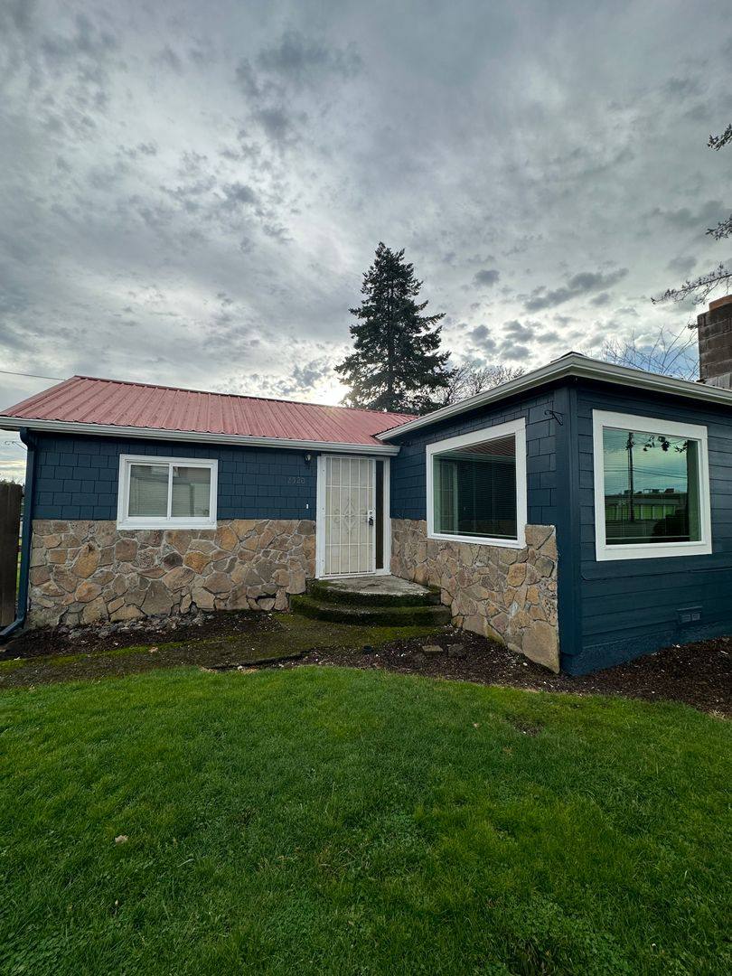 House for rent at 2520 Hyacinth St NE, Salem, OR 97301
