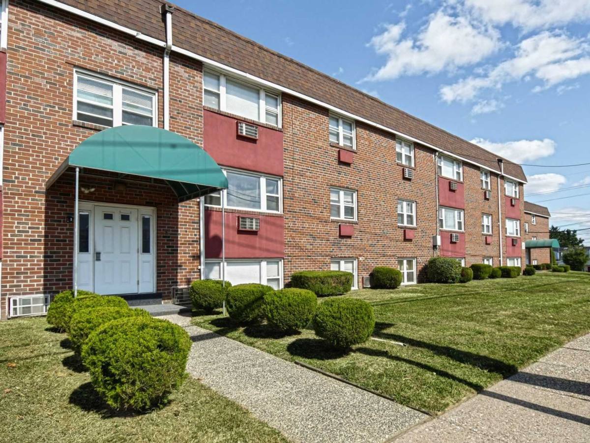 Apartment for rent at 1001 Blackhorse Pike, Runnemede, NJ 08078
