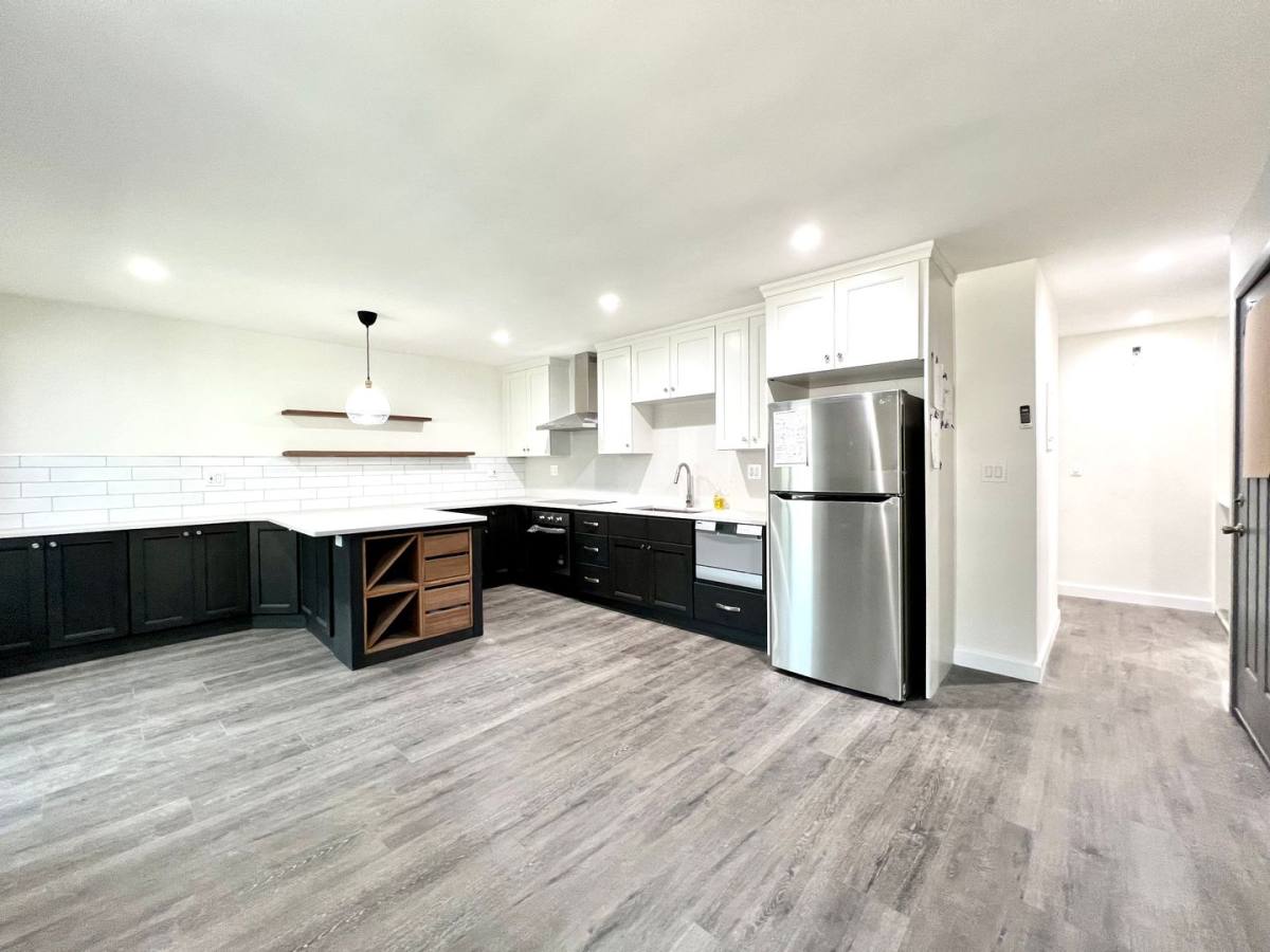 Apartment for rent at 932 S Kenmore Ave, Los Angeles, CA 90006