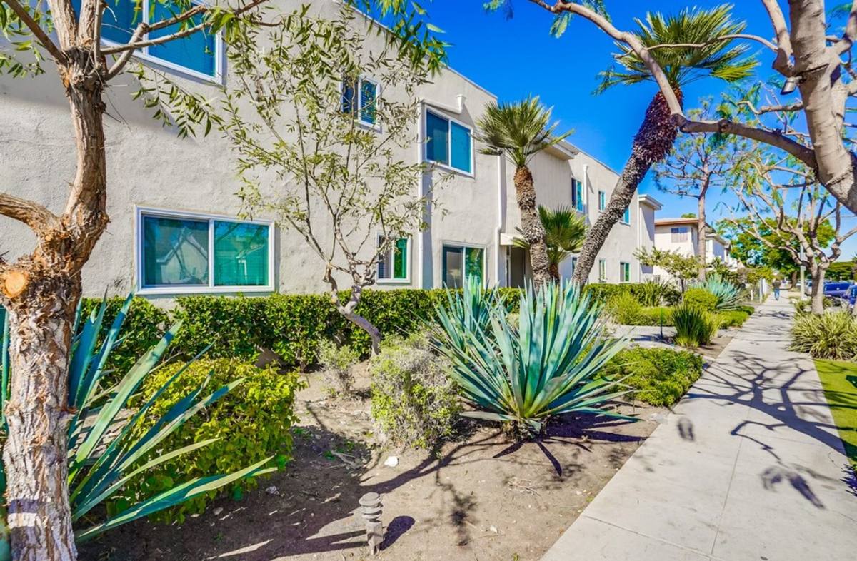 Apartment for rent at 6325 8th Ave, Los Angeles, CA 90043
