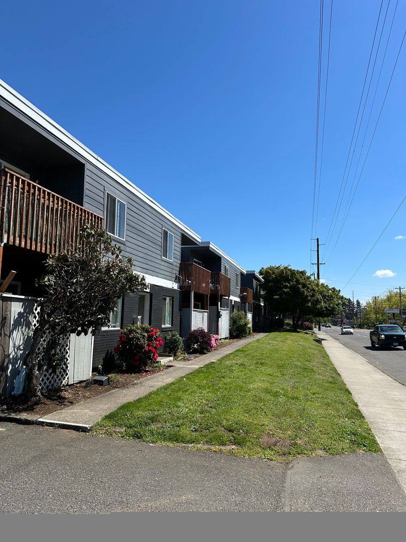 Townhouse for rent at 15847 SE Stark St, Portland, OR 97233
