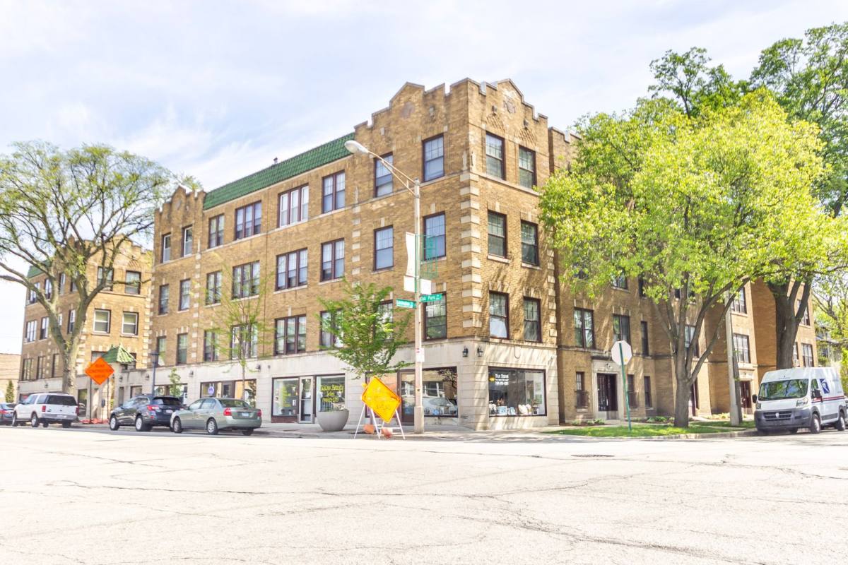 Apartment for rent at 944 S Oak Park Ave, Oak Park, IL 60304