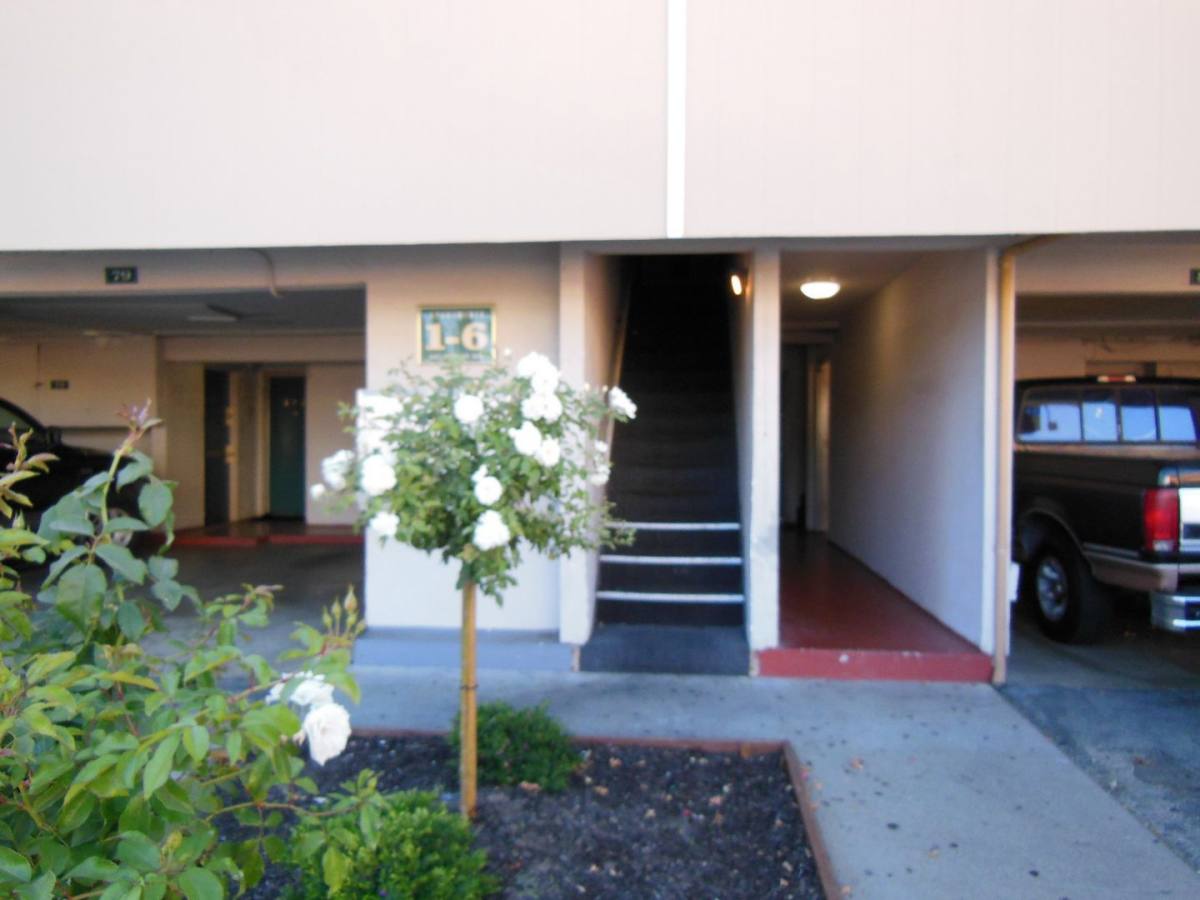 Apartment for rent at 440 Poplar Ave, Redwood City, CA 94061