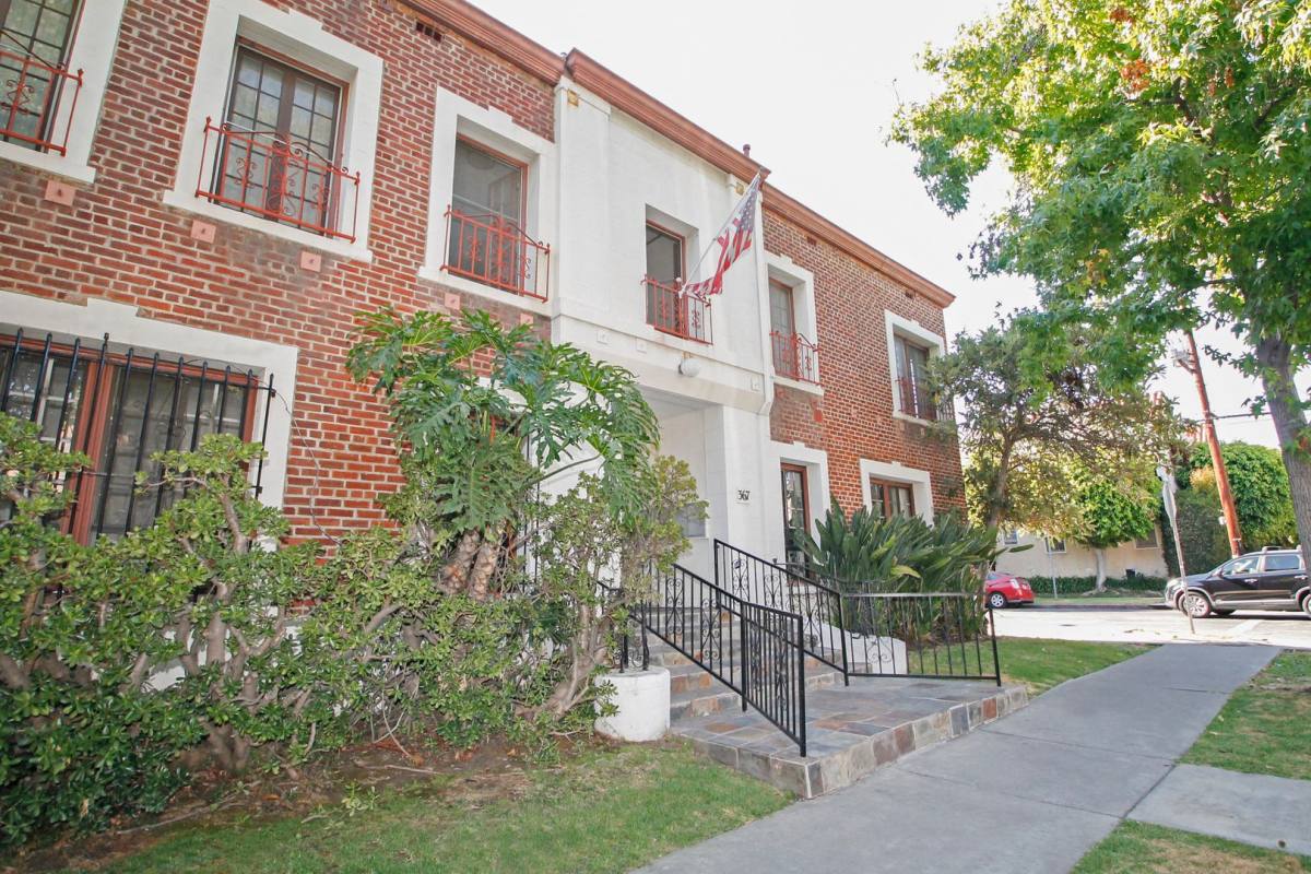 Apartment for rent at 367 N Orange Grove Ave, Los Angeles, CA 90036