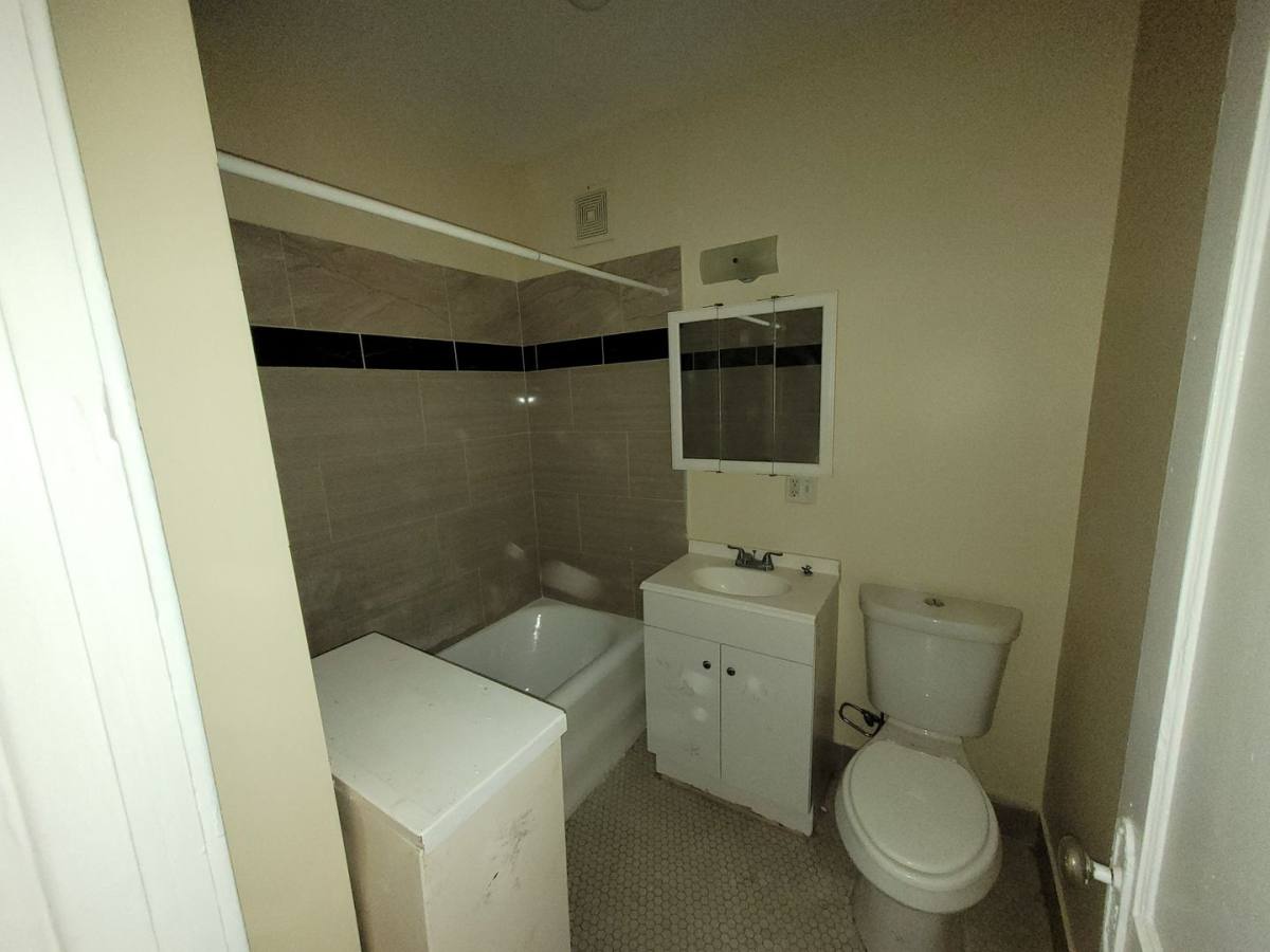 Apartment for rent at 3905 N Linder Ave, Chicago, IL 60641
