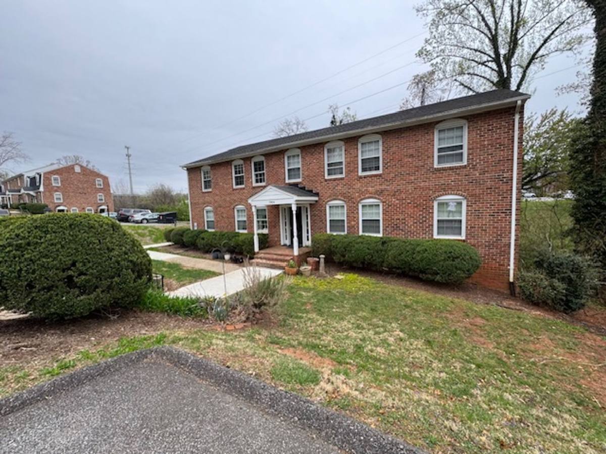 Apartment for rent at 1900 & 1904 Canterbury Court, Lynchburg, VA 24503