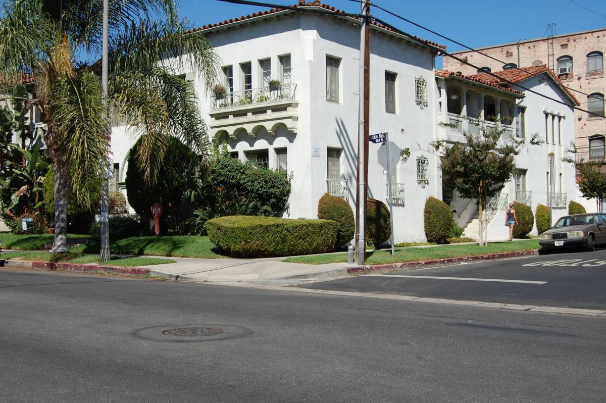 Apartment for rent at 372 S Cochran Ave, Los Angeles, CA 90036