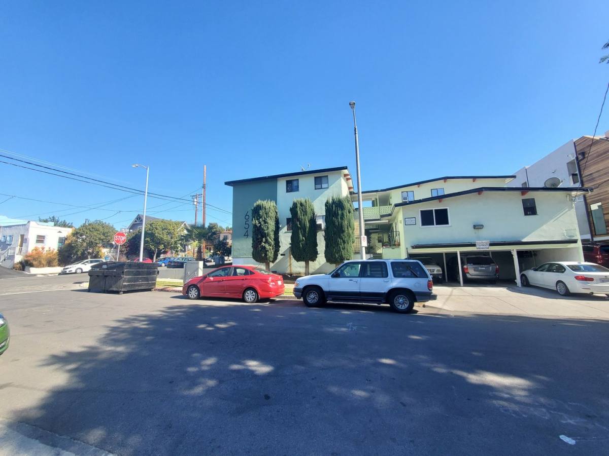 Apartment for rent at 654 N Commonwealth, Los Angeles, CA 90004