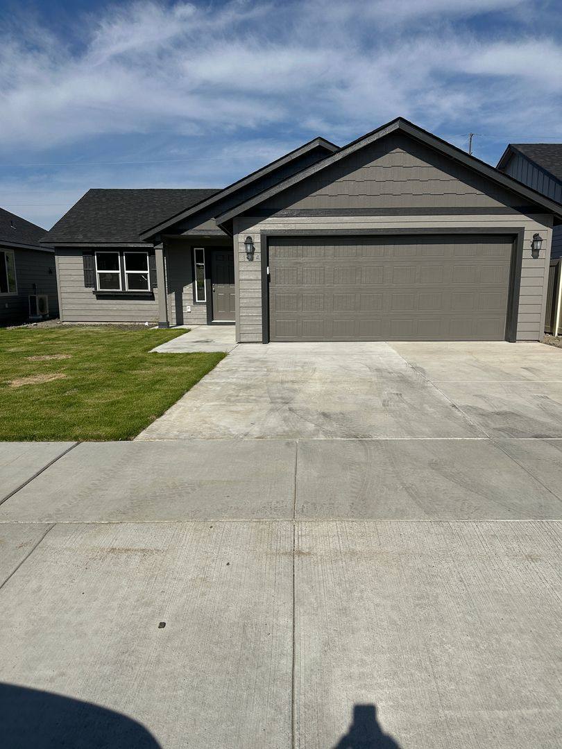 House for rent at 1914 Hickory Rd, Moses Lake, WA 98837