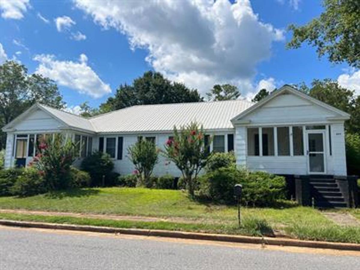 House for rent at 309 W Parkway Ave, Talladega, AL 35160