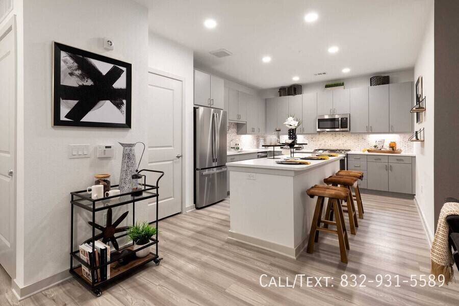 Apartment for rent at 1046 Taft St #AROS2, Houston, TX 77019