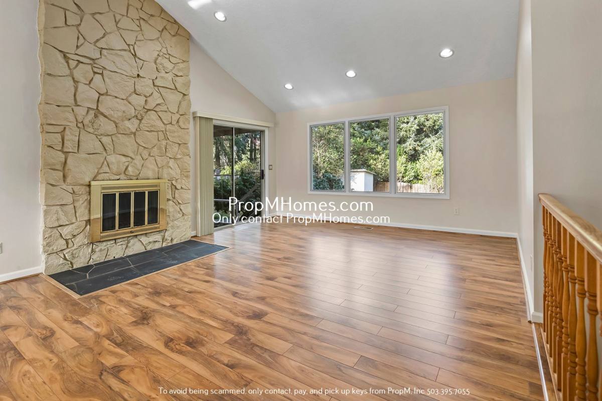 House for rent at 1755 SW Cloverleaf Rd, Lake Oswego, OR 97034