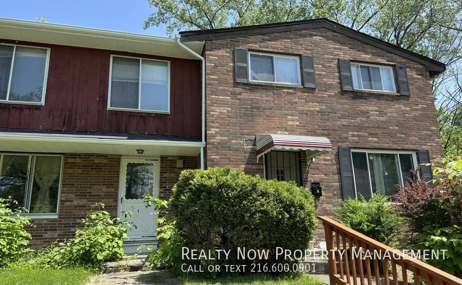 Townhouse for rent at 4525 E 143rd St #I, Cleveland, OH 44128