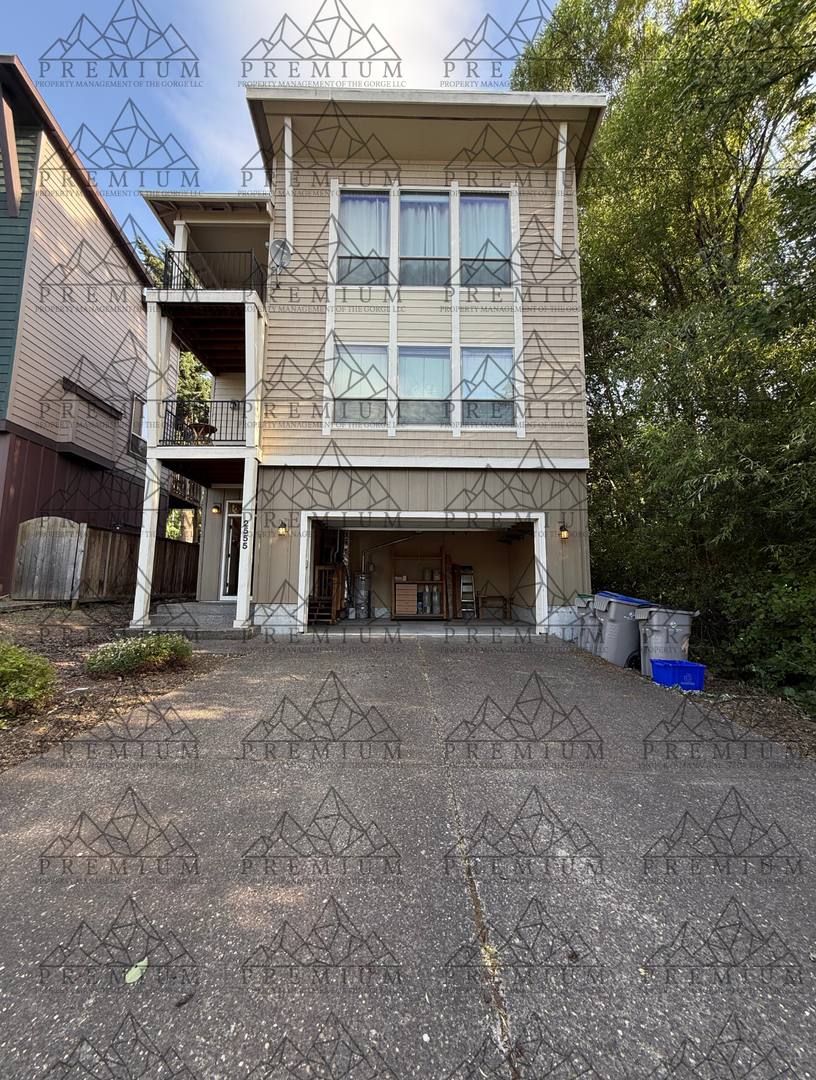 House for rent at 2555 Timberline Dr, Hood River, OR 97031
