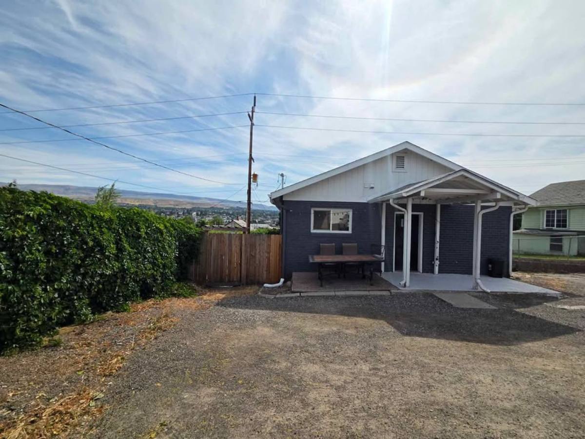 House for rent at 820 Cashmere St, Wenatchee, WA 98801