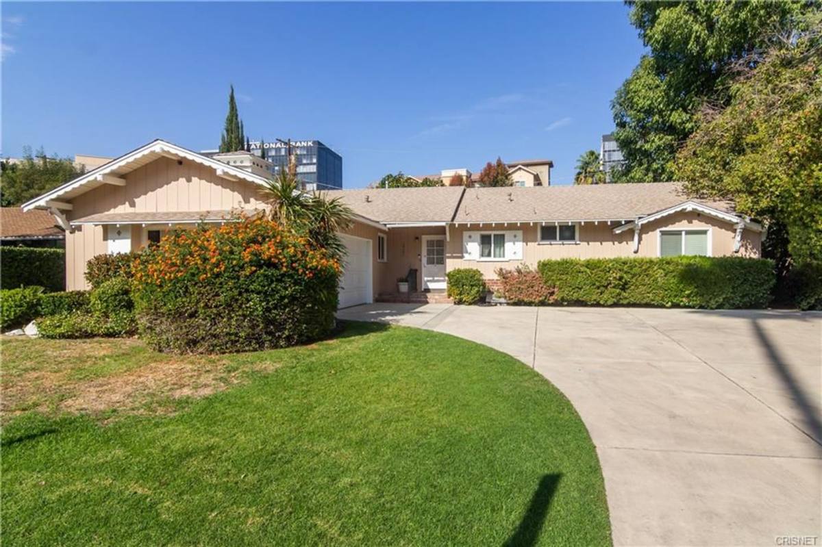 House for rent at 16101 Dickens St, Encino, CA 91436