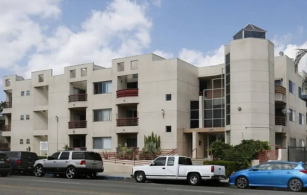 Apartment for rent at 20615 Vanowen St, Winnetka, CA 91306