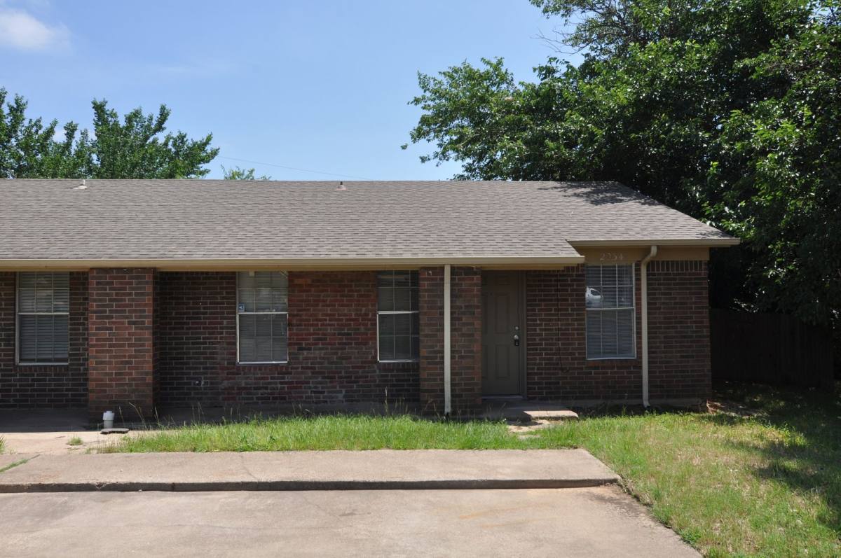 House for rent at 2034 Oakwood Court, Arlington, TX 76012