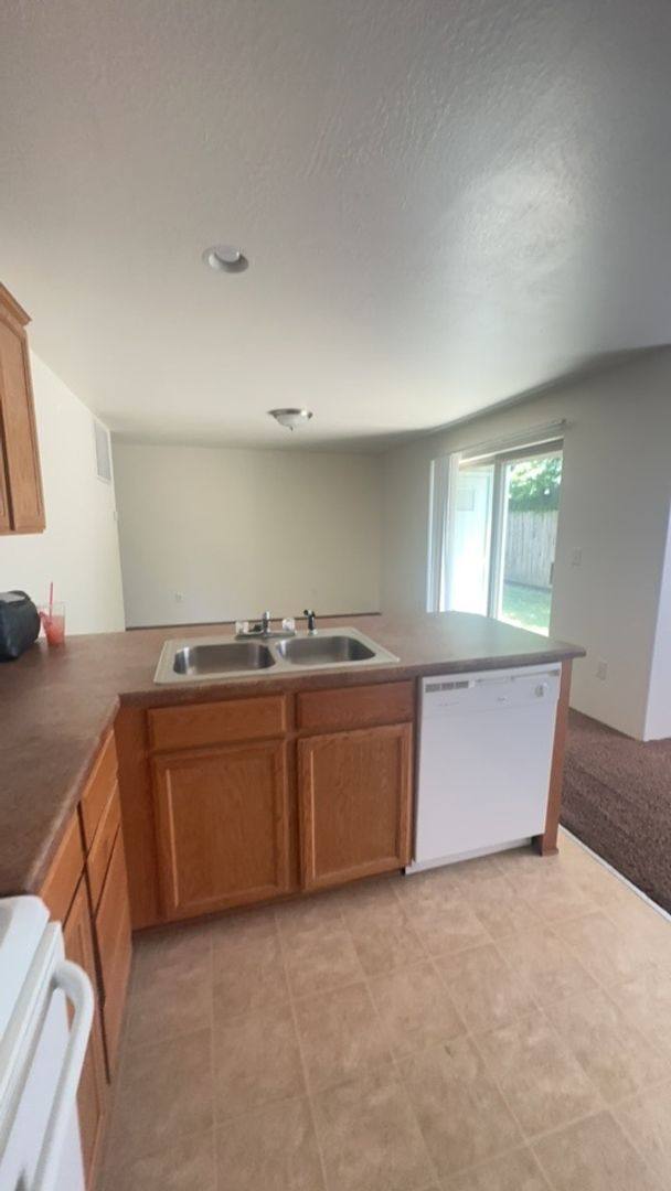 Apartment for rent at 2162 Crater Lake Ave, Medford, OR 97504