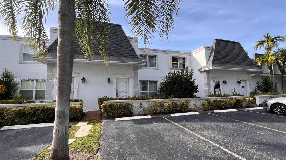 Townhouse for rent at 807 NE 27th Ave, Hallandale, FL 33009