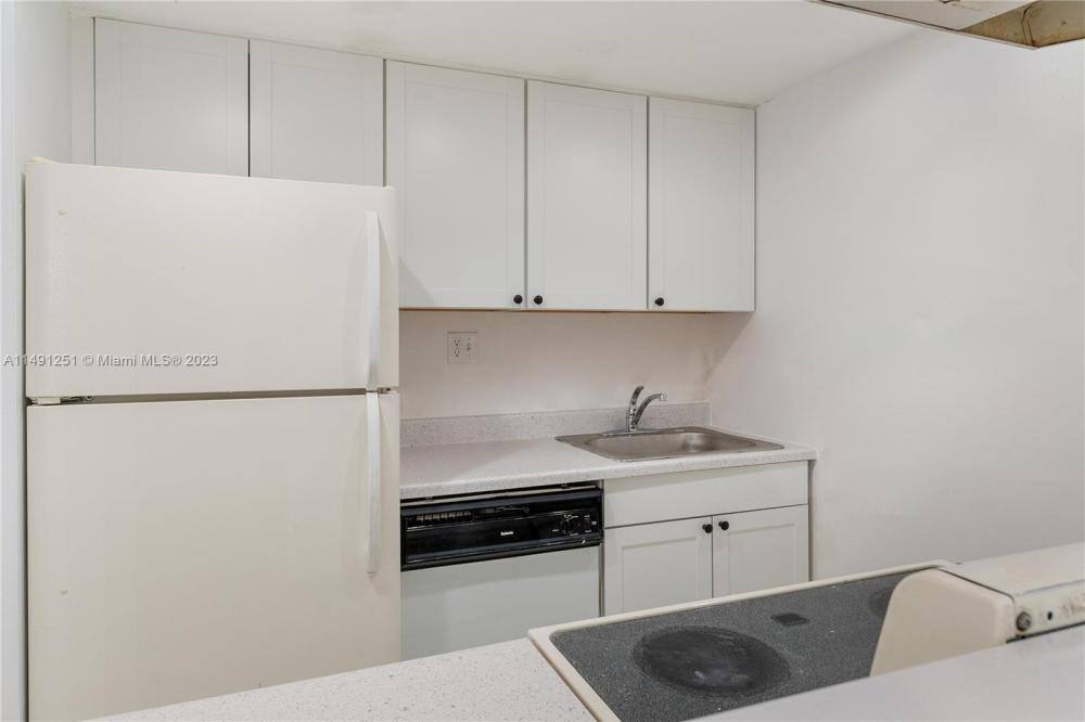 Apartment for rent at 5841 Washington St, Hollywood, FL 33023
