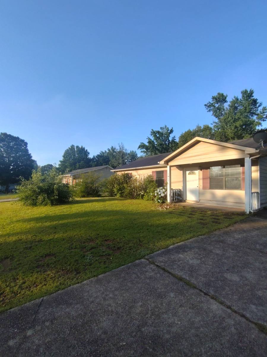House for rent at 4002 Warren Rd, Flowery Branch, GA 30542