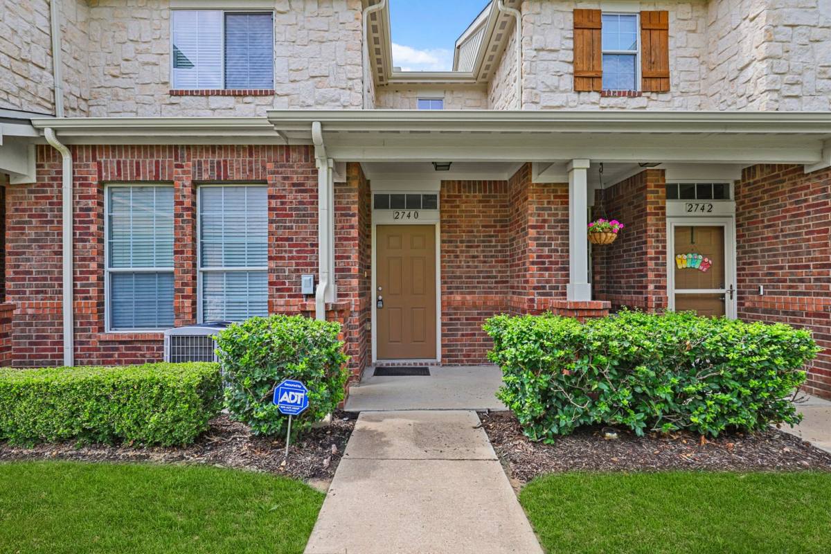 Townhouse for rent at 2740 Olympic Park Dr, Grand Prairie, TX 75050