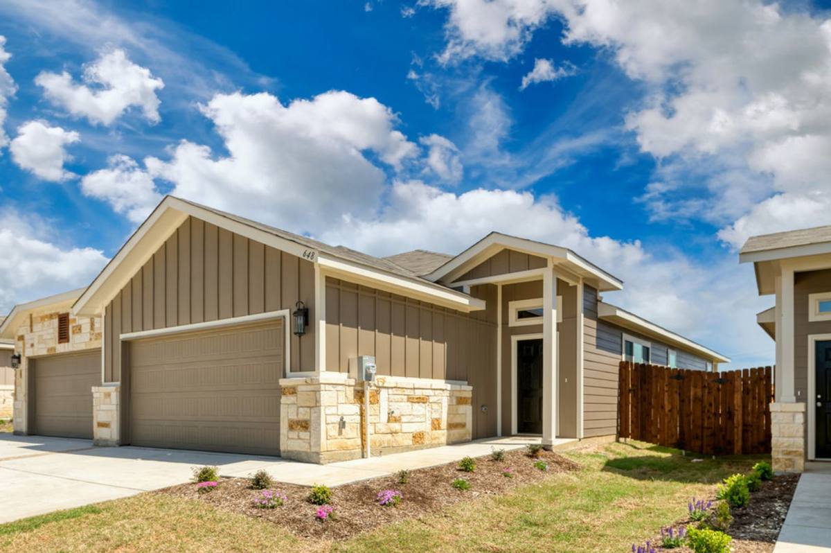 Townhouse for rent at 744 Wheatfield Dr, Venus, TX 76084