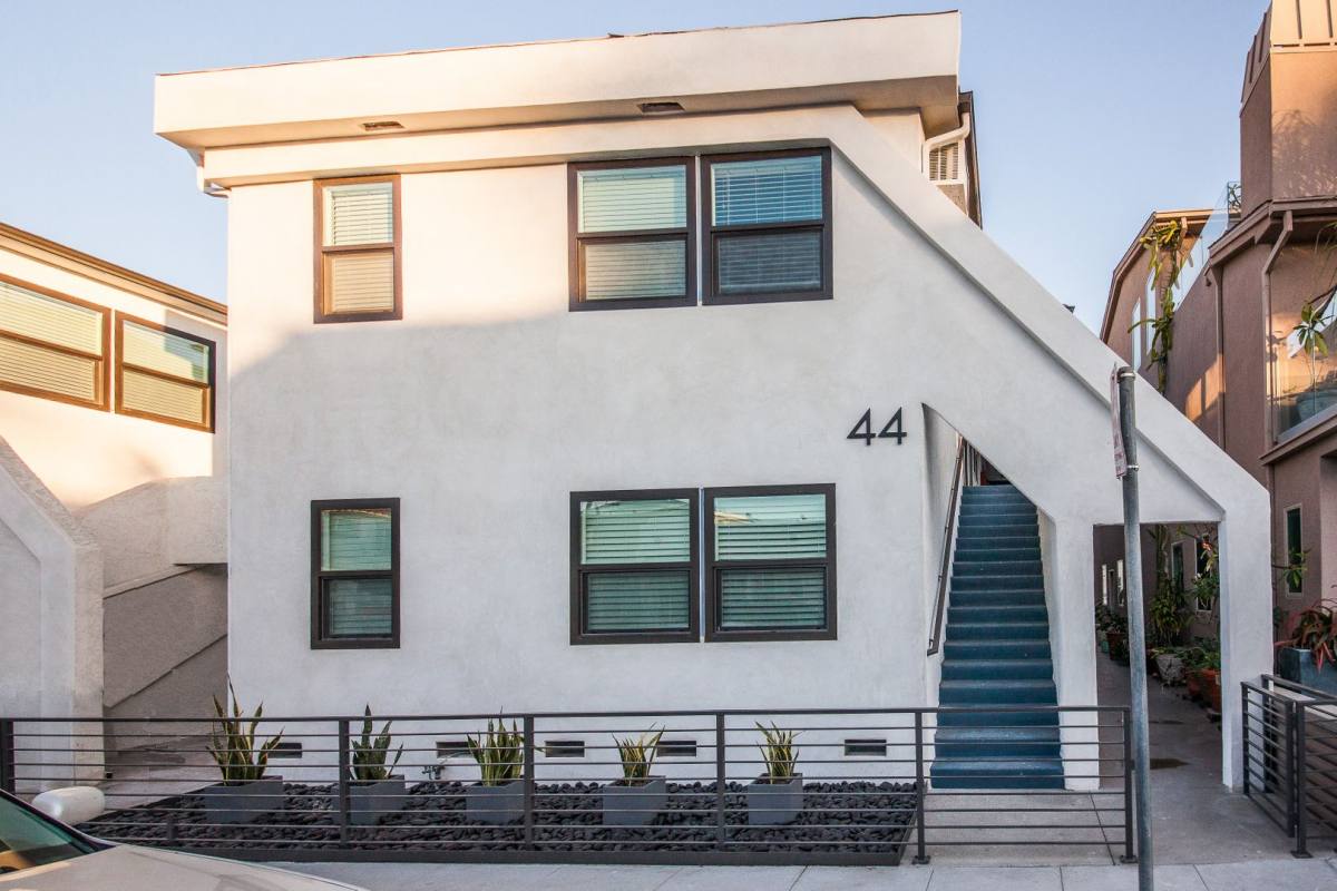 Apartment for rent at 52 Argonne Ave, Long Beach, CA 90803