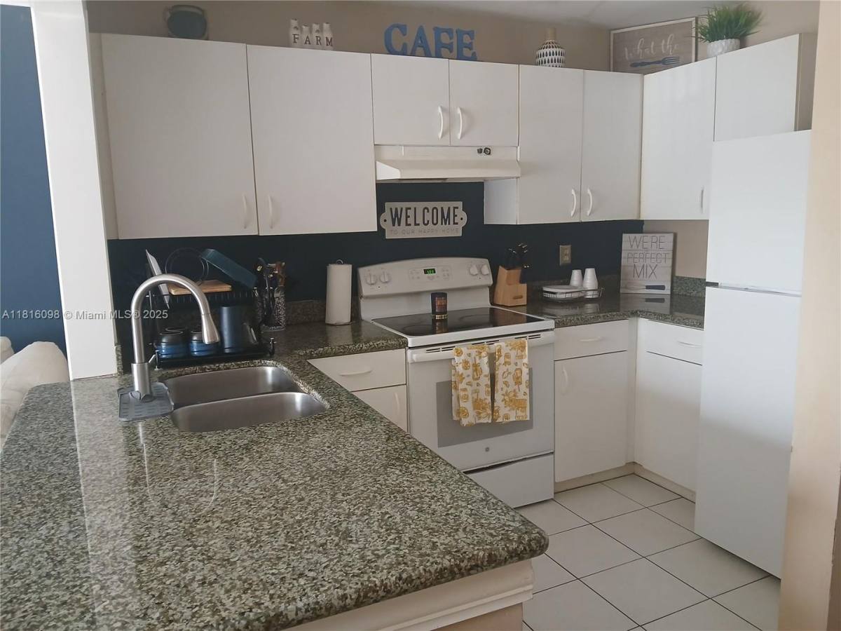 Townhouse for rent at 1000 E Cypress Way, West Palm Beach, FL 33406