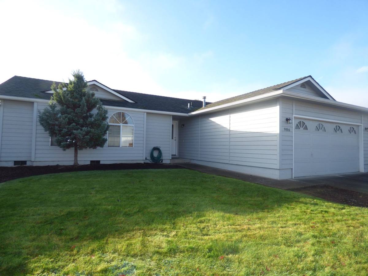 House for rent at 986 Eastwind Court N, Salem, OR 97303