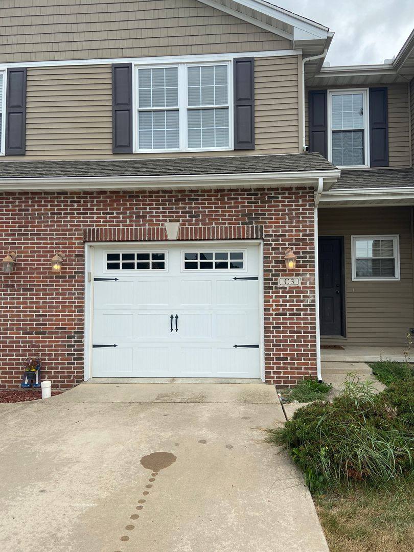 Apartment for rent at 1604 S Division St, Mahomet, IL 61853