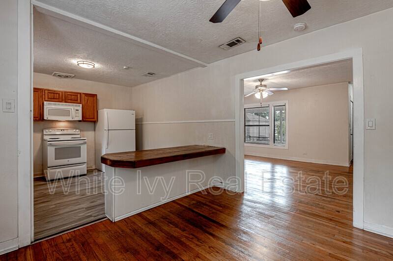 House for rent at 2538 Sycamore Ave, Huntsville, TX 77340