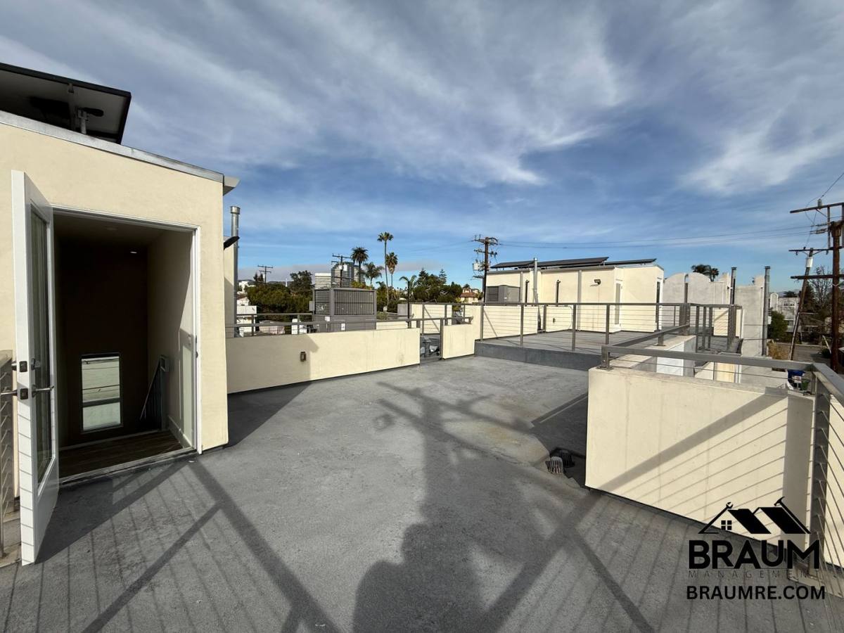 Townhouse for rent at 1541 Franklin St, Santa Monica, CA 90404