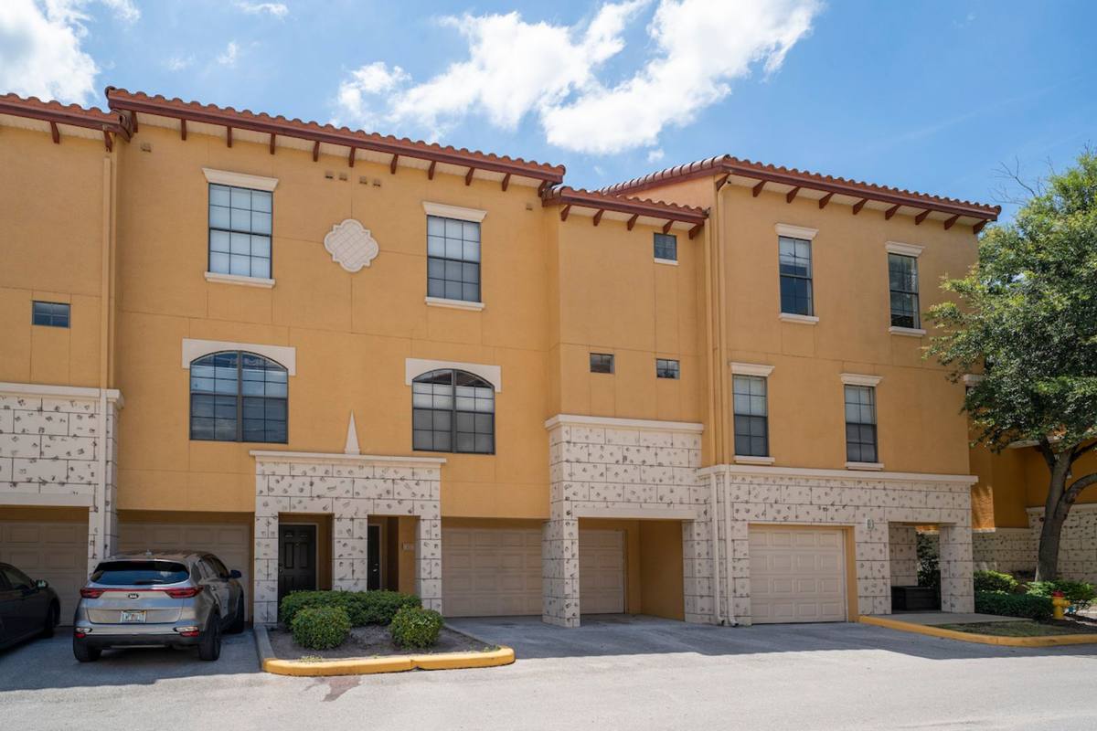 Townhouse for rent at 6121 Metrowest Blvd, Orlando, FL 32835
