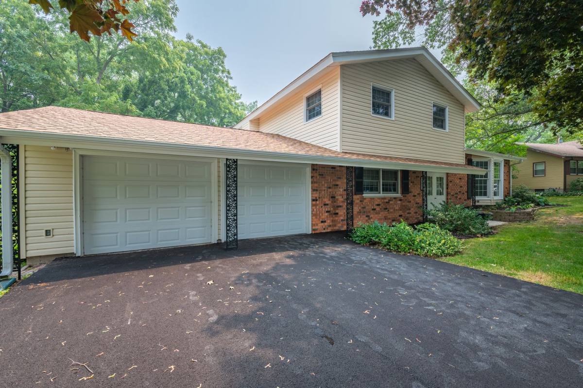 1613 E 4th St, Coal Valley, IL 61240