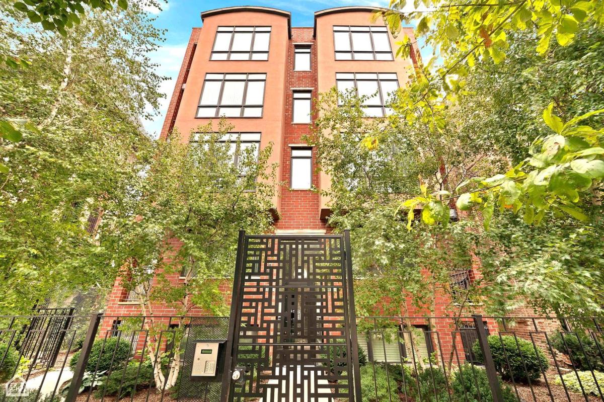 Apartment for rent at 4417-19 S Indiana Ave, Chicago, IL 60653