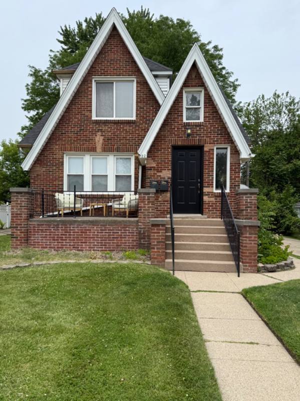 Apartment for rent at 122 W Houstonia Ave, Royal Oak, MI 48073