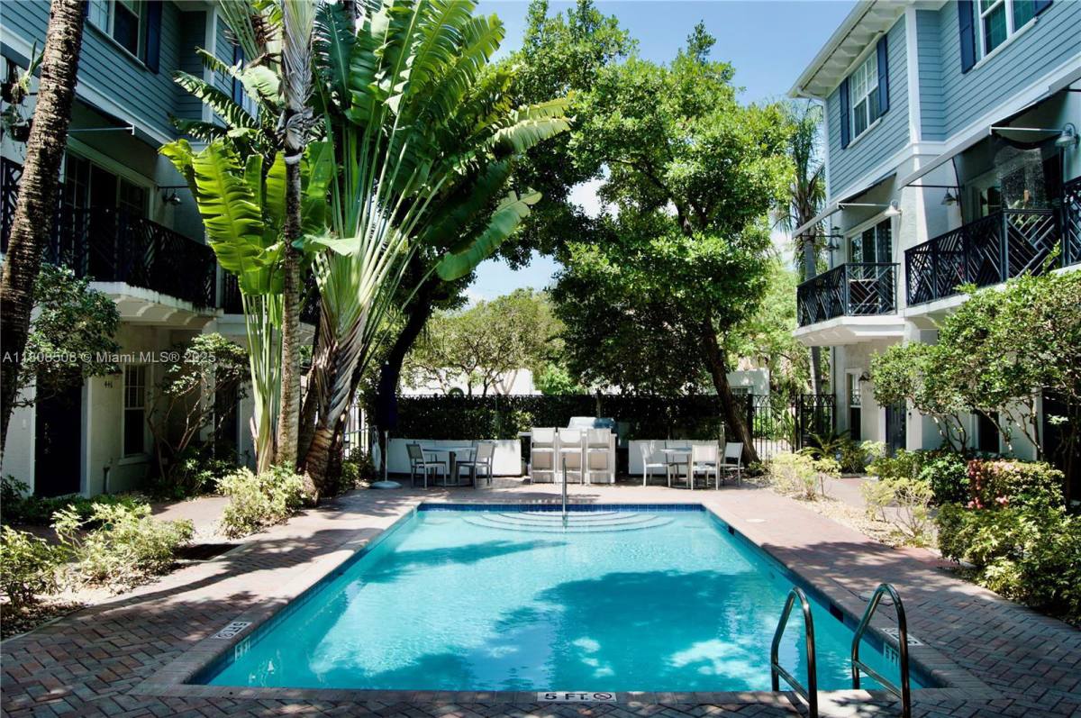 Townhouse for rent at 452 NE 2nd Ave, Fort Lauderdale, FL 33301