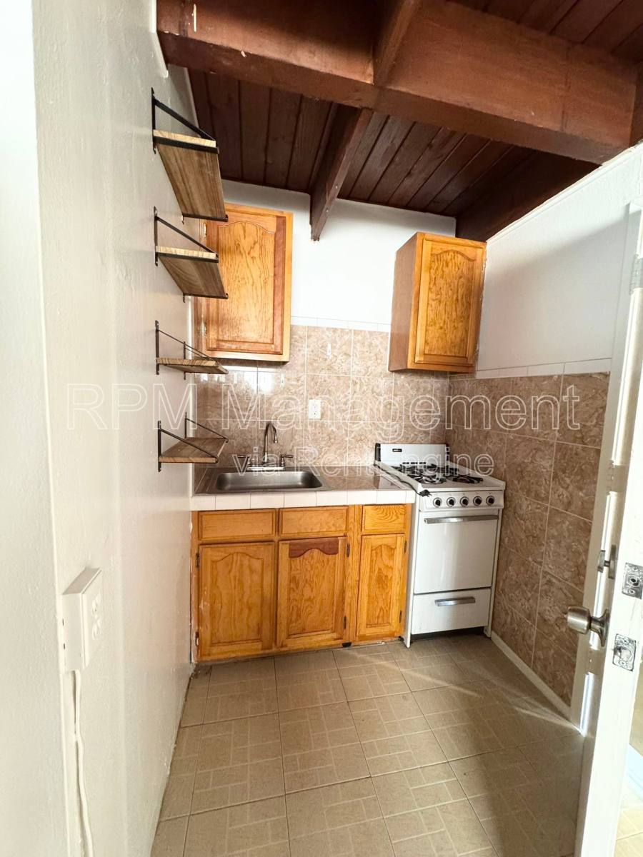 Apartment for rent at 7036 Hawthorn Ave #5, Los Angeles, CA 90028