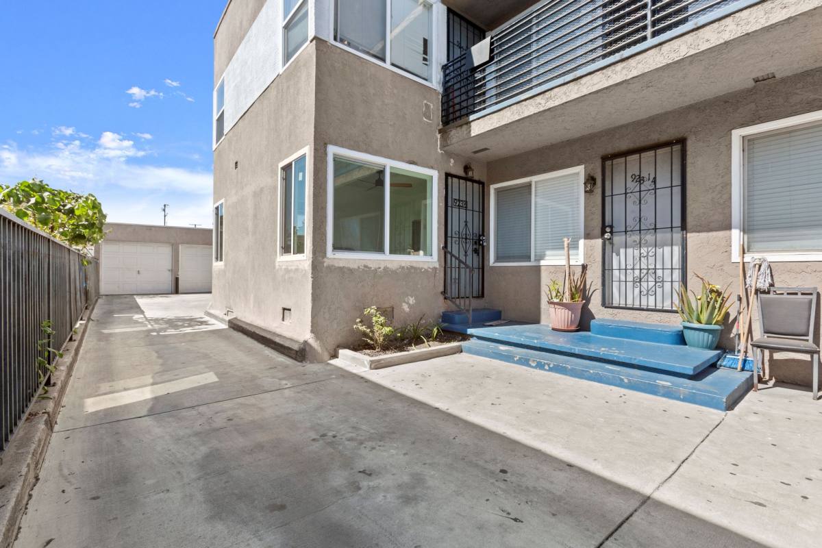 Apartment for rent at 923-925 S Record Ave, Los Angeles, CA 90023