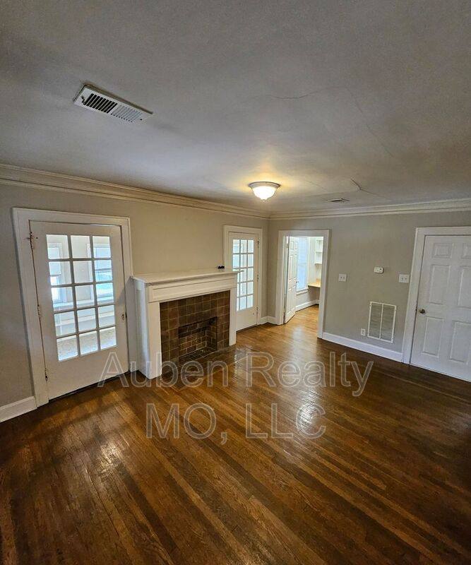 Apartment for rent at 5400 Harrison St #2F, Kansas City, MO 64110