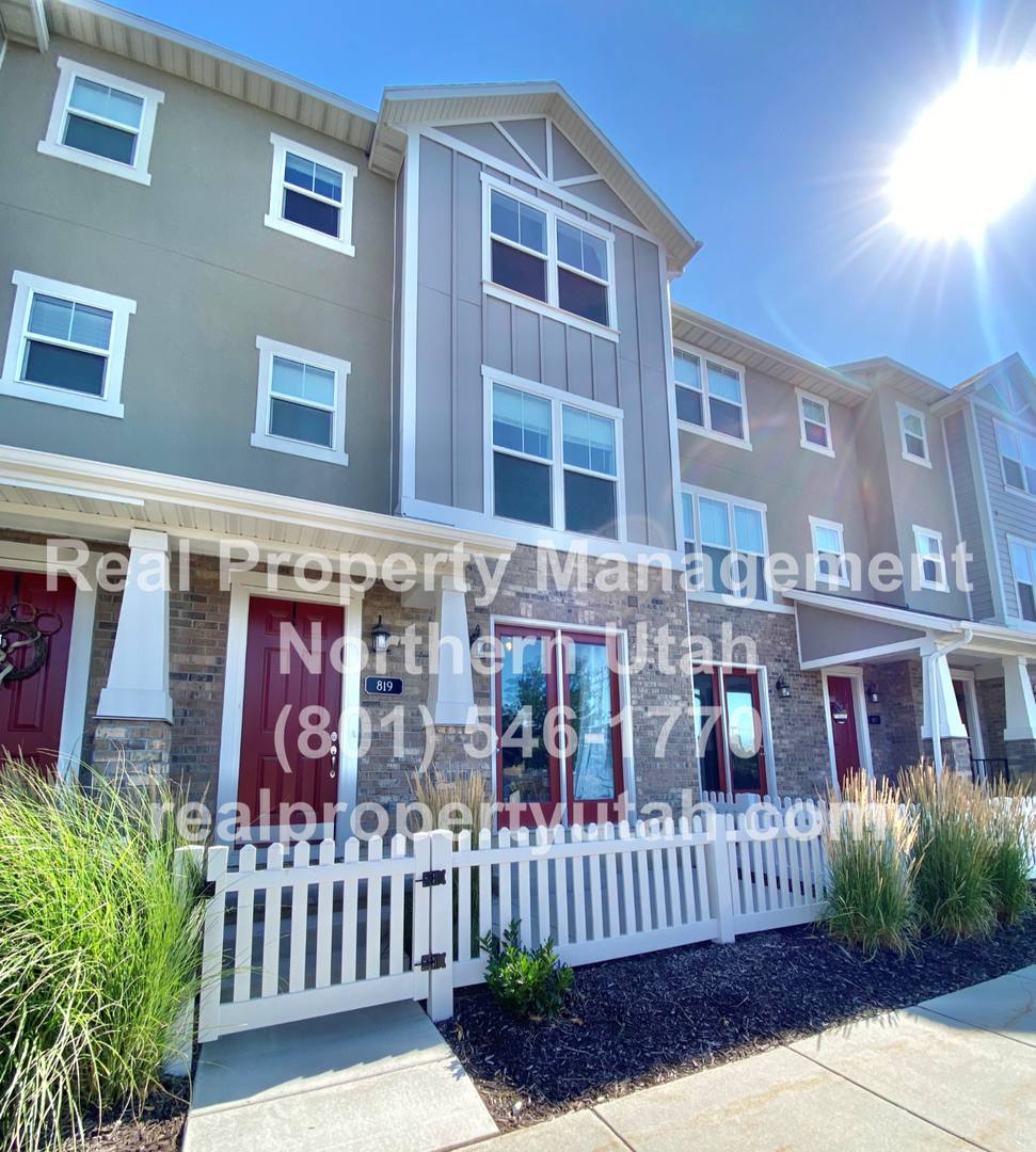 Townhouse for rent at 819 E 975 N, Layton, UT 84041