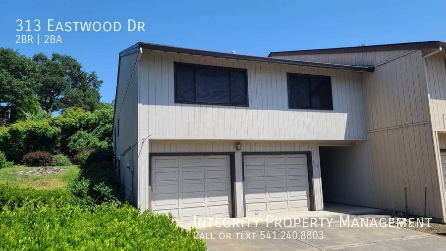 Townhouse for rent at 313 Eastwood Dr, Medford, OR 97504